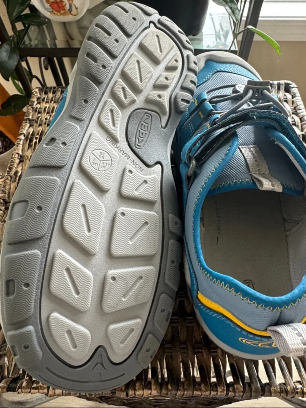 KEEN Knotch Hollow sneakers adjustable Velcro strap Youth Size 7